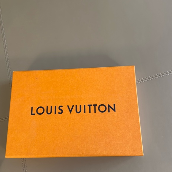 NWOT Louis Vuitton Monogram Classic Shawl in Grey Souris. - Picture 4 of 7